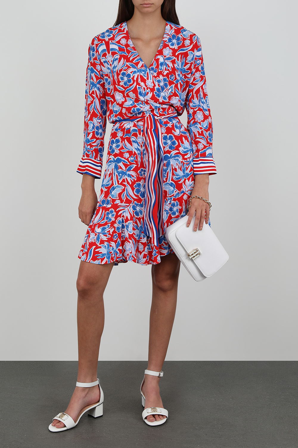 שמלת מעטפה פרחונית בגווני כחול,אדום ולבן